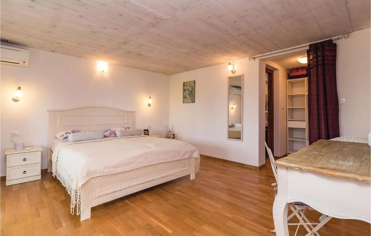 Pet Friendly Home In Manjadvorci With Wifi 0*,